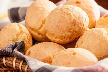 Descubra como preparar pão de queijo com apenas três ingredientes.