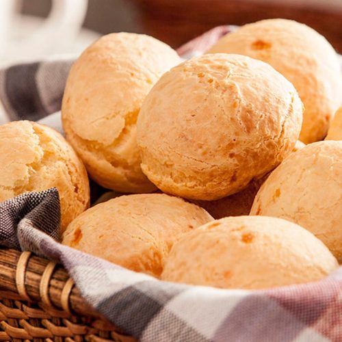 Descubra como preparar pão de queijo com apenas três ingredientes.