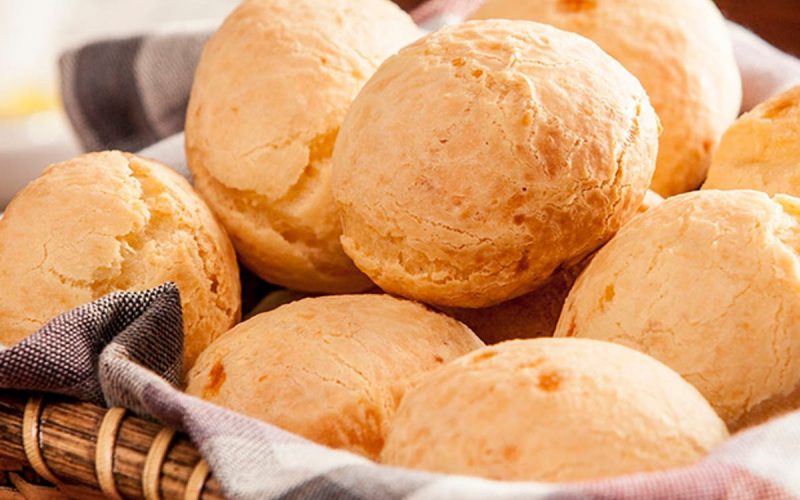 Descubra como preparar pão de queijo com apenas três ingredientes.